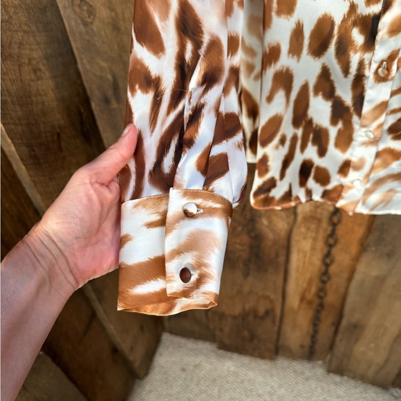 Zara Giraffe Print Blouse - Size medium - Picture 3 of 10